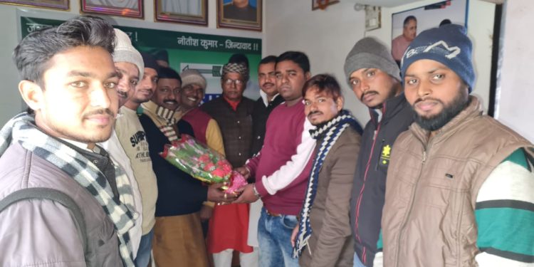 जदयू में नई जान फूंकने की कवायद तेज,युवा जदयू जिलाध्यक्ष विक्रम यादव ने नए जिलाध्यक्ष बबलू मण्डल को सम्मानित करते हुए कहा- पार्टी में आई नई जान,खगड़िया सदर तथा अलौली विस में हुई हार की होगी समीक्षा।।*