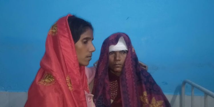 *सड़क की जर्जरता के कारण बुरी तरह जख्मी हुई अधेड़ महिला,राहगीरों ने पहुंचाया अस्पताल*