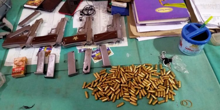 *अबू सलीम सहित तीन बदमाशों को बस स्टैंड से एसटीएफ ने खगड़िया पुलिस के सहयोग से दबोचा,4देशी पिस्टल,199गोली,3मैग्जीन आदि के साथ गिरफ्तार बदमाशों की खंगाली जा रही है कुंडली*