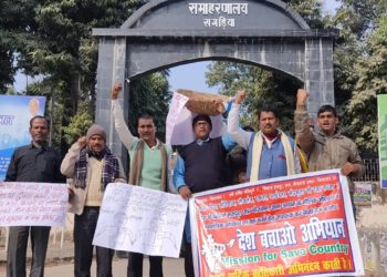 आखिर पीएम व वित्त मंत्री का विभिन्न पार्टी नेताओं ने क्यों फूंका पुतला!केन्द्र सरकार की बखिया भी उधेड़ी और कहा कि देश को कंगाल बनाने की हो रही है कोशिश।।