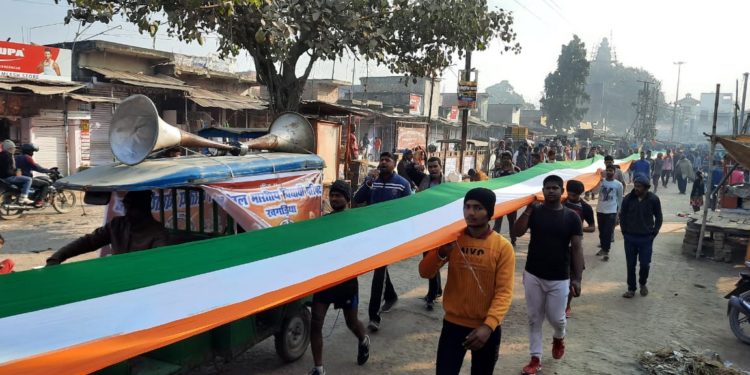 अभाविप के कुमार शानु ने आखिर क्यों कहा कि- तिरंगे का अपमान,नहीं सहेगा नौजवान!अभाविप के कार्यकर्ताओं द्वारा निकाली गई तिरंगा यात्रा,500फीट लंबे तिरंगे को लेकर निकले थे युवा कार्यकर्ता।।*