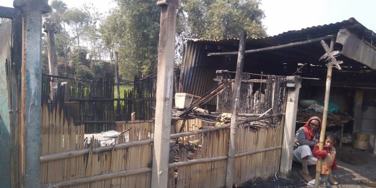 शार्ट सर्किट के कारण घर में लगी आग,बाल-बाल बची महिला और उनके बच्चे,घर में रखा सामान स्वाहा।।*