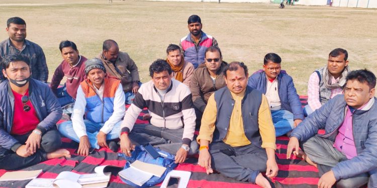 संविदा कर्मियों की बैठक में लिए गए अहम निर्णय, एक साथ मिलकर वेतनमान के लिए लड़ेंगे लड़ाई,प्रदेश उपाध्यक्ष राकेश पासवान शास्त्री ने कहा- एकीकृत होकर संघर्ष करने से ही संविदा कर्मियों की पूरी होगी मुरादें:शास्त्री*