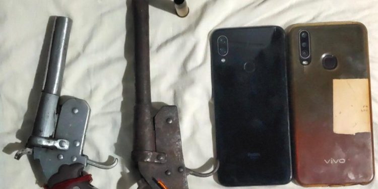 मानसी बाजार में गोलीबारी करते हुए लोगों को दहशतजदा कर भाग रहे दो बदमाश को पुलिस ने दबोचा,दो देशी पिस्टल,जिंदा कारतूस आदि जब्त।।