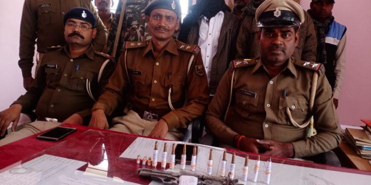 कोसी दियारा का आतंक सुभाष यादव शागिर्द रामशरण यादव के साथ धराया,हथियारों और जिंदा कारतूसों के साथ बेलदौर थाना पुलिस ने दबोचा।।*