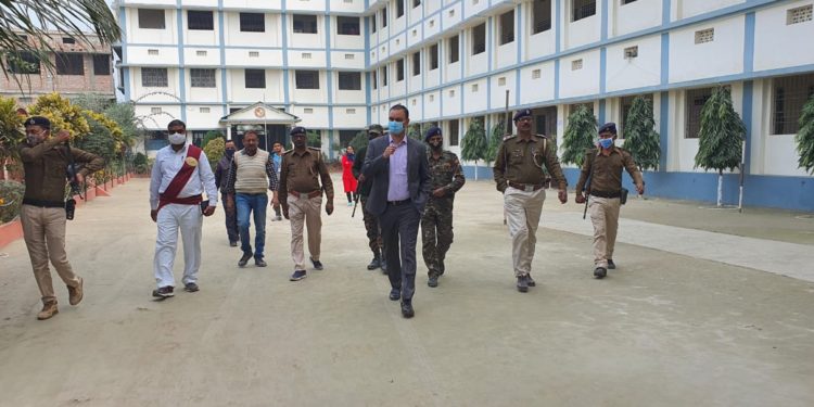 कदाचारमुक्त और शांतिपूर्ण माहौल में मैट्रिक परीक्षा सम्पन्न कराने को ले जिला प्रशासन कटिबद्ध, डीएम आलोक रंजन घोष ने परीक्षा केन्द्रों का किया निरीक्षण, मीडिया कर्मियों को भी परीक्षा केन्द्रों से रखा गया दूर।।*