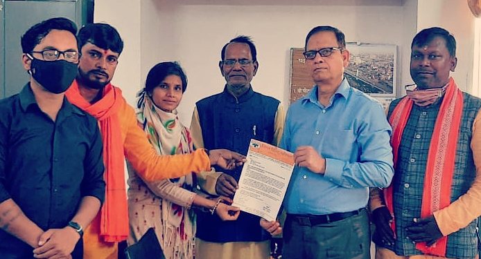 बजरंग दल के कार्यकर्ता राकेश झा की हत्या से मर्माहत विश्व हिन्दू परिषद के कार्यकर्ताओं का छलका गुस्सा,प्रभारी डीएम शत्रुंजय मिश्रा को ज्ञापन सौंपकर हत्यारों को फांसी दिए जाने सहित अन्य मांगों पर दिया जोर।