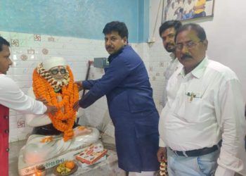 दिवंगत समाजसेवी कर्मवीर छोटेलाल यादव की पुण्यतिथि मनाने को ले एकत्रित हुए लोगों ने कहा-गरीबों के हक-हकूक को ले आवाज बुलंद करना उनकी आदतों में था शुमार,पूर्व नगर सभापति मनोहर यादव तथा उनकी माँ ने जरुरतमंद बुजुर्ग महिला पुरुषों को अंग वस्त्र किया प्रदान।।