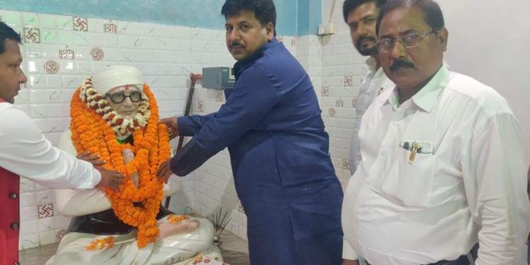 दिवंगत समाजसेवी कर्मवीर छोटेलाल यादव की पुण्यतिथि मनाने को ले एकत्रित हुए लोगों ने कहा-गरीबों के हक-हकूक को ले आवाज बुलंद करना उनकी आदतों में था शुमार,पूर्व नगर सभापति मनोहर यादव तथा उनकी माँ ने जरुरतमंद बुजुर्ग महिला पुरुषों को अंग वस्त्र किया प्रदान।।