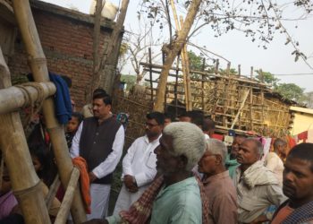 स्कूल की दीवार गिरने के कारण मौत के आगोश में समाए छह मजदूरों के परिजनों से प्रतिनिधि मंडल के साथ मिलकर लौटे जदयू के खगड़िया जिलाध्यक्ष बबलू मंडल ने कहा-इस घटना से दु:खी है जदयू परिवार,पार्टी व सरकार की ओर से हर संभव मदद का दिलाया गया है भरोसा।।*