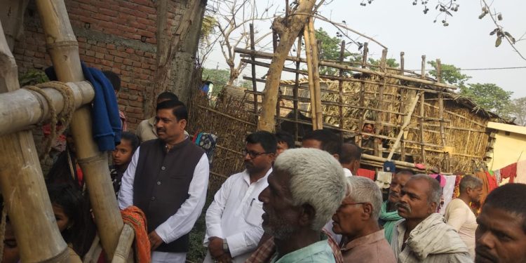 स्कूल की दीवार गिरने के कारण मौत के आगोश में समाए छह मजदूरों के परिजनों से प्रतिनिधि मंडल के साथ मिलकर लौटे जदयू के खगड़िया जिलाध्यक्ष बबलू मंडल ने कहा-इस घटना से दु:खी है जदयू परिवार,पार्टी व सरकार की ओर से हर संभव मदद का दिलाया गया है भरोसा।।*