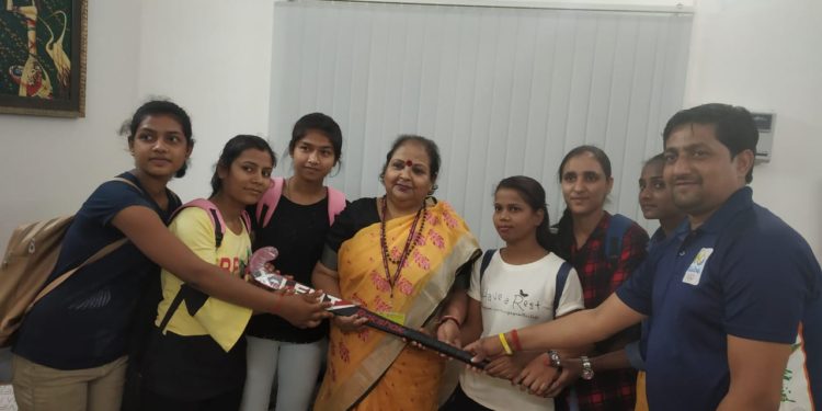 नेशनल हॉकी महिला खिलाडियों से मिली राष्ट्रीय महिला आयोग की सदस्य श्रीमति चन्द्रमुखी देवी,हौसला अफजाई करते हुए कहा-खिलाड़ियों की बेहतरी के लिए तमाम प्रयास किए जाएंगे।।*