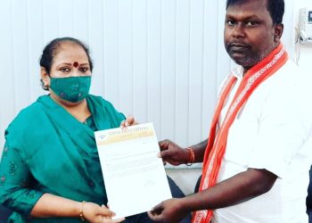 *महिलाओं के प्रति बढ़ते हिंसात्मक व्यवहार तथा घरेलू हिंसा से चिंतित विश्व हिन्दू परिषद के जिलाध्यक्ष ने राष्ट्रीय महिला आयोग की सदस्या श्रीमति चन्द्रमुखी देवी को सौंपा ज्ञापन,त्वरित कार्रवाई का मिला भरोसा।