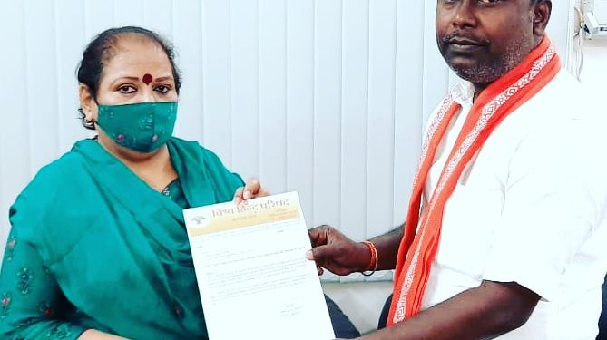 *महिलाओं के प्रति बढ़ते हिंसात्मक व्यवहार तथा घरेलू हिंसा से चिंतित विश्व हिन्दू परिषद के जिलाध्यक्ष ने राष्ट्रीय महिला आयोग की सदस्या श्रीमति चन्द्रमुखी देवी को सौंपा ज्ञापन,त्वरित कार्रवाई का मिला भरोसा।