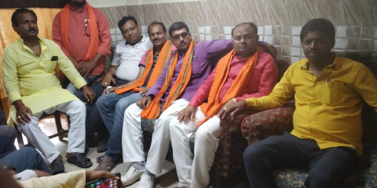 *3 नए सदस्यों को भाजपा की सदस्यता दिलाकर सौंपा गया महत्वपूर्ण दायित्व,जिलाध्यक्ष सुनील सिंह सहित भाजपा के अन्य वरीय सदस्यों ने दी बधाई,कहा-बखूबी निभाएंगे दायित्व।।