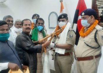 *वीर भगत सिंह के शहादत दिवस पर बिहार किसान मंच के कार्यकर्ताओं ने ‘जय जवान-जय किसान’का नारा किया बुलंद,उत्कृष्ट कार्यों के लिए एसपी अमितेश कुमार को फूल माला पहनाकर व अंग वस्त्र देकर किया सम्मानित।।*