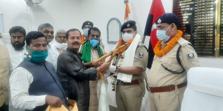 *वीर भगत सिंह के शहादत दिवस पर बिहार किसान मंच के कार्यकर्ताओं ने ‘जय जवान-जय किसान’का नारा किया बुलंद,उत्कृष्ट कार्यों के लिए एसपी अमितेश कुमार को फूल माला पहनाकर व अंग वस्त्र देकर किया सम्मानित।।*