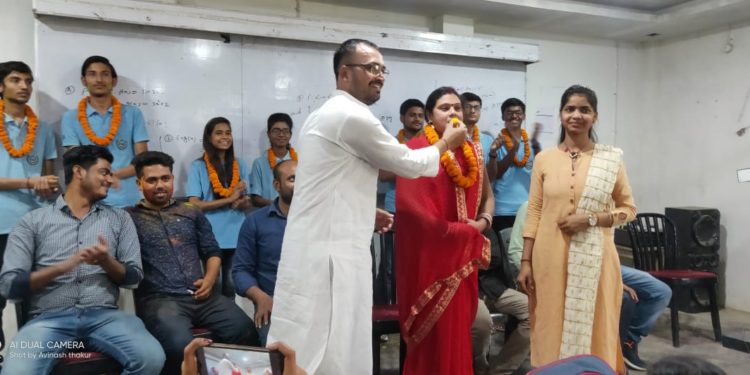 12वीं बोर्ड में कोशी साइंस क्लासेज के छात्र छात्राओं के शत-प्रतिशत सफलता से आह्लालित सीएमडी ने कहा-गरीब बच्चे भी भर सकते हैं सफलता की उंची उड़ान*