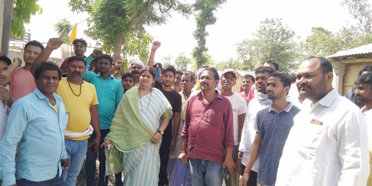 पंचायत चुनाव का नगाड़ा बजने से पूर्व ही गांव-कस्बे की पगडंडियां लांघने लगे हैं भावी प्रत्याशी, पूर्व जिप अध्यक्ष कृष्णा देवी यादव का जनता-जनार्दन से आशीर्वाद लिए जाने का कार्य चरम पर*