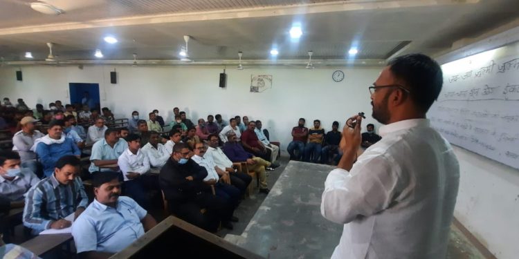 प्राइवेट स्कूल व कोचिंग संचालक दे देंगे अपनी-अपनी गिरफ्तारी,लेकिन शिक्षण संस्थानों को नहीं रखेंगे बंद,प्राइवेट स्कूल और कोचिंग एसोसिएशन ने सरकारी आदेश को बताया तुगलकी फरमान