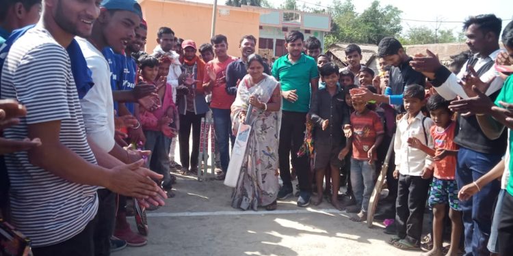 फाइनल क्रिकेट मुकाबले में बेला की टीम ने सुंगठिया को चटाया धूल,सर्वश्रेष्ठ खिलाड़ी के रुप में उभरे चुनमुन*