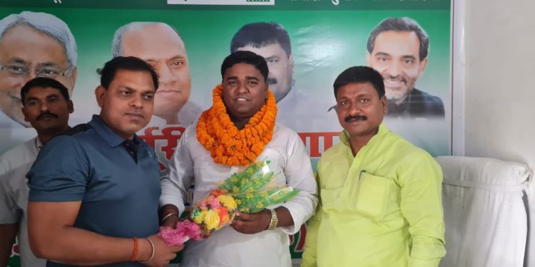 युवा जद(यू)के पूर्व जिलाध्यक्ष विक्रम यादव बने लोकसभा प्रभारी, बधाईयों का लगा तांता,पार्टी कार्यकर्ताओं ने शीर्ष नेताओं को दिया साधुवाद*