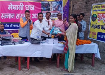 मेधावी छात्र-छात्राओं को पंचायत स्तर पर किया गया सम्मानित,छात्र जिलाध्यक्ष रौशन तथा गुरुकुल के सीएमडी ने कहा-दुनिया को जीतने के लिए शिक्षा से बड़ा कोई हथियार नहीं*