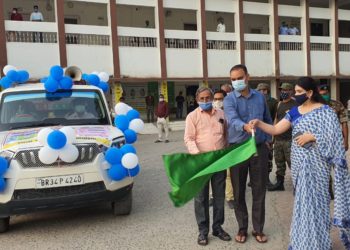 डीएम डॉक्टर आलोक रंजन घोष ने कोविड जागरुकता रथ को हरी झंडी दिखाकर किया रवाना,कोविड-19की बढ़ती लहर से बचाव की मिलेगी जानकारी