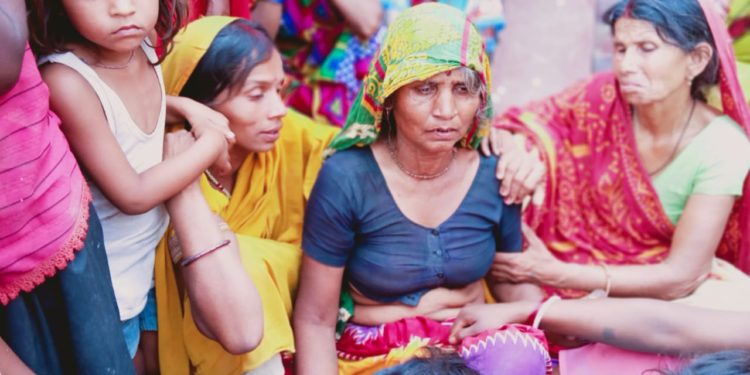 ऑटो के इंतजार में चौराहे पर खड़े तीन युवकों को अनियंत्रित वाहन ने रौंदा,एक की मौत,दो की हालत गंभीर*