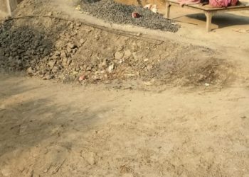 ग्रामीणों के सिर चढ़कर बोल रही है दबंगों की दबंगई,आम सड़क को अतिक्रमित कर बना रहे मकान का किया विरोध,तो जान मारने की मिली धमकी,डीएम से लगाई गई कार्रवाई की गुहार*