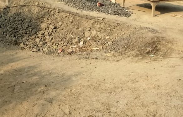 ग्रामीणों के सिर चढ़कर बोल रही है दबंगों की दबंगई,आम सड़क को अतिक्रमित कर बना रहे मकान का किया विरोध,तो जान मारने की मिली धमकी,डीएम से लगाई गई कार्रवाई की गुहार*