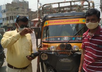 सरकार द्वारा जारी गाइड लाइंस का पालन नहीं करने वालों को भुगतना पड़ रहा है खामियाजा,डीएम आलोक रंजन घोष के दिशा-निर्देश पर जिला परिवहन पदाधिकारी ने वाहन चालकों को पढ़ाया कानूनी पाठ*