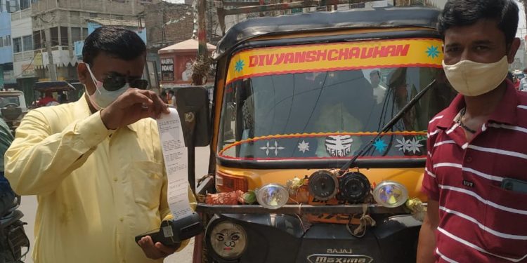 सरकार द्वारा जारी गाइड लाइंस का पालन नहीं करने वालों को भुगतना पड़ रहा है खामियाजा,डीएम आलोक रंजन घोष के दिशा-निर्देश पर जिला परिवहन पदाधिकारी ने वाहन चालकों को पढ़ाया कानूनी पाठ*