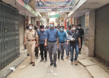 कोविड की कहर के बीच सूर्य अस्त होने से पहले बाजार भ्रमण को निकली अधिकारियों की टोली, शाम 4बजे के बाद खुली मिली दुकानों के सामने डीएम डॉ.आलोक रंजन घोष के ठहरे कदम,सख्त आदेश देकर दुकानें कराई बंद,अन्य जगहों पर भी अधखुली मिली दुकानें*