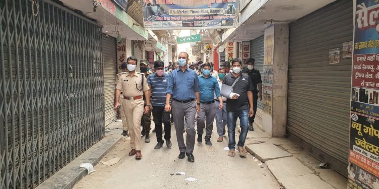 कोविड की कहर के बीच सूर्य अस्त होने से पहले बाजार भ्रमण को निकली अधिकारियों की टोली, शाम 4बजे के बाद खुली मिली दुकानों के सामने डीएम डॉ.आलोक रंजन घोष के ठहरे कदम,सख्त आदेश देकर दुकानें कराई बंद,अन्य जगहों पर भी अधखुली मिली दुकानें*