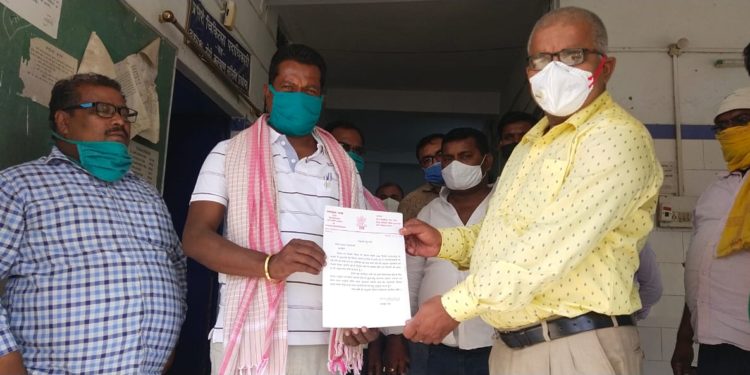 खासे चर्चा में हैं अलौली विधायक रामवृक्ष सदा, कोरोना महामारी के बीच जीवन रक्षक दवाओं सहित बेहतर स्वास्थ्य व्यवस्था के लिए एमएलए फंड से 25 लाख दिए जाने की है अनुशंसा*