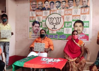 *पश्चिम बंगाल में भाजपा कार्यकर्ताओं के साथ हो रहे हिंसक वारदात से आहत भारतीय जनता पार्टी के कार्यकर्ताओं ने उपवास रखते हुए अपने-अपने आवास पर दिया धरना, ममता की सरकार को जमकर कोसा*