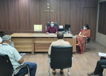 कोविड मरीजों की चिकित्सा व्यवस्था एवं मौत के कारणों की डीएम डॉक्टर आलोक रंजन घोष ने की समीक्षा,कई दिशा-निर्देश जारी करते हुए कहा-मरीजों के परिजनों को डेडीकेटेड कोविड हेल्थ सेंटर में आवाजाही करने की नहीं है अनुमति,क्लोज सर्किट टीवी के जरिए हो रही निगरानी*