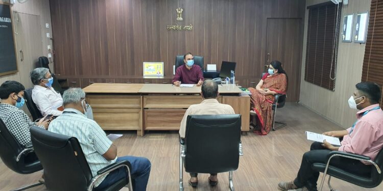 कोविड मरीजों की चिकित्सा व्यवस्था एवं मौत के कारणों की डीएम डॉक्टर आलोक रंजन घोष ने की समीक्षा,कई दिशा-निर्देश जारी करते हुए कहा-मरीजों के परिजनों को डेडीकेटेड कोविड हेल्थ सेंटर में आवाजाही करने की नहीं है अनुमति,क्लोज सर्किट टीवी के जरिए हो रही निगरानी*