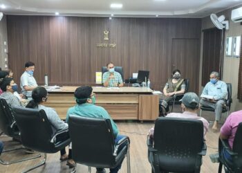 सड़कों पर नंगा नाच कर रहे कोरोना से डरो न!कोविड के दूसरे के बढ़ते लहर पर काबू पाने के लिए बनी रणनीति की डीएम डॉक्टर आलोक रंजन घोष द्वारा समीक्षा किए जाने के बाद बेपरवाहों पर बरसने लगा है प्रशासनिक चाबुक