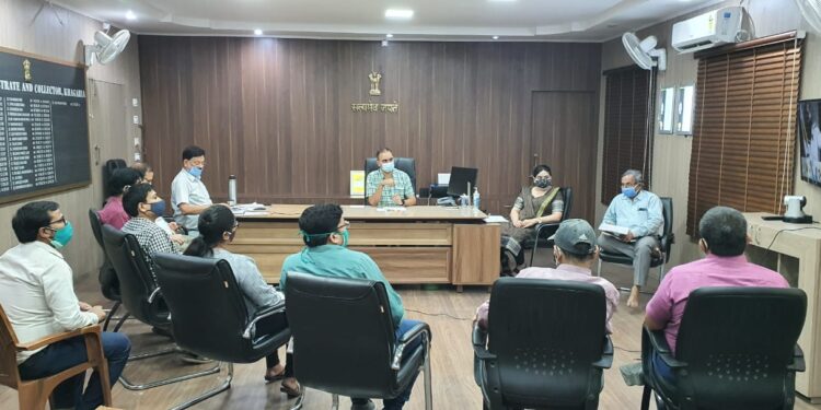 सड़कों पर नंगा नाच कर रहे कोरोना से डरो न!कोविड के दूसरे के बढ़ते लहर पर काबू पाने के लिए बनी रणनीति की डीएम डॉक्टर आलोक रंजन घोष द्वारा समीक्षा किए जाने के बाद बेपरवाहों पर बरसने लगा है प्रशासनिक चाबुक