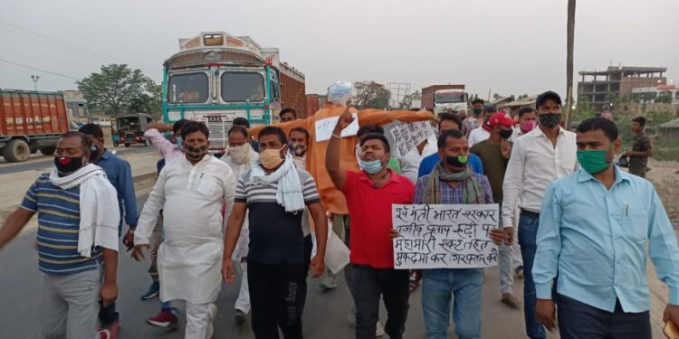 जनप्रिय पूर्व सांसद पप्पू यादव की गिरफ्तारी के विरोध में जनाक्रोश चरम पर,आक्रोशित जाप कार्यकर्ताओं ने सीएम नीतीश कुमार के पुतले को किया आग के हवाले,युवा नेता मनोहर यादव तथा नागेन्द्र सिंह त्यागी ने कहा-शर्म करो सरकार,अब तो लड़ाई होगी आर-पार