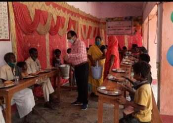 ईद के मौके पर जरुरतमंदों के खिलखिलाए नजर आए चेहरे,सामुदायिक रसोई में बनी पूड़ी,सेवई और सब्जी खाकर जिला प्रशासन को दिया धन्यवाद,डीएम डॉक्टर आलोक रंजन घोष ने जिलेवासियों को दिया ईद का मुबारकबाद