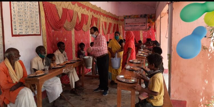 ईद के मौके पर जरुरतमंदों के खिलखिलाए नजर आए चेहरे,सामुदायिक रसोई में बनी पूड़ी,सेवई और सब्जी खाकर जिला प्रशासन को दिया धन्यवाद,डीएम डॉक्टर आलोक रंजन घोष ने जिलेवासियों को दिया ईद का मुबारकबाद