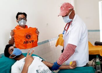 *कोरोना महामारी के बीच अपने-अपने घरों में दुबके पड़े हैं माननीय,छात्र-छात्राओं द्वारा समाज को पढ़ाया जा रहा है मानवीय संवेदनाओं का पाठ,भोजन के साथ-साथ रक्तदान कर इंसानों की बचा रहे जान*