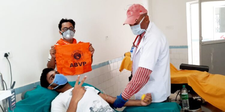 *कोरोना महामारी के बीच अपने-अपने घरों में दुबके पड़े हैं माननीय,छात्र-छात्राओं द्वारा समाज को पढ़ाया जा रहा है मानवीय संवेदनाओं का पाठ,भोजन के साथ-साथ रक्तदान कर इंसानों की बचा रहे जान*