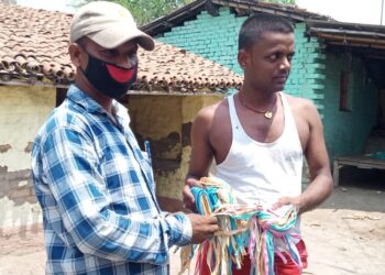 *शिक्षा की अलख जगाते रहे वार्ड सदस्य कोरोना काल में फैला रहे जागरुकता,मुफ्त मास्क वितरण कर कहा- कफन से छोटा है मास्क,महफूज रहने के लिए अवश्य लगाएं*