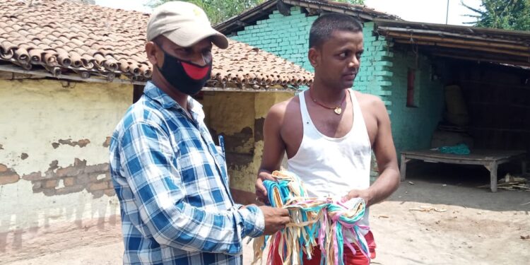 *शिक्षा की अलख जगाते रहे वार्ड सदस्य कोरोना काल में फैला रहे जागरुकता,मुफ्त मास्क वितरण कर कहा- कफन से छोटा है मास्क,महफूज रहने के लिए अवश्य लगाएं*