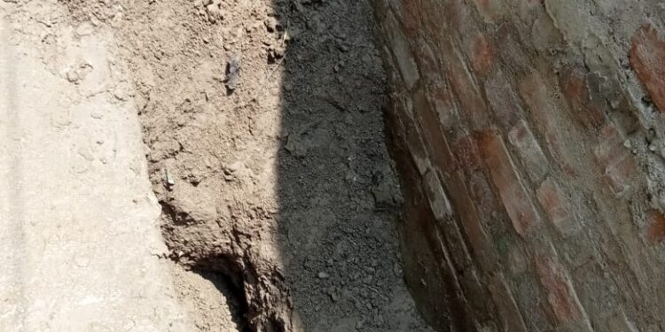 *अजब-गजब:मुखिया पुत्र के आदेश पर सरकारी सड़क व नाले को किया जा रहा जमींदोज,ग्रामीणों के बीच आक्रोश