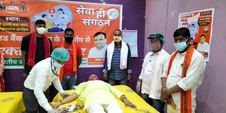 उत्साही भाजपा कार्यकर्ताओं ने रक्तदान कर ‘सेवा ही संगठन’का नारा किया बुलंद,नितिन दहलान हुए सम्मानित,संजय खंडेलिया ने कहा-रक्तदान बचा सकता है जरुरतमंद इंसानों की जान